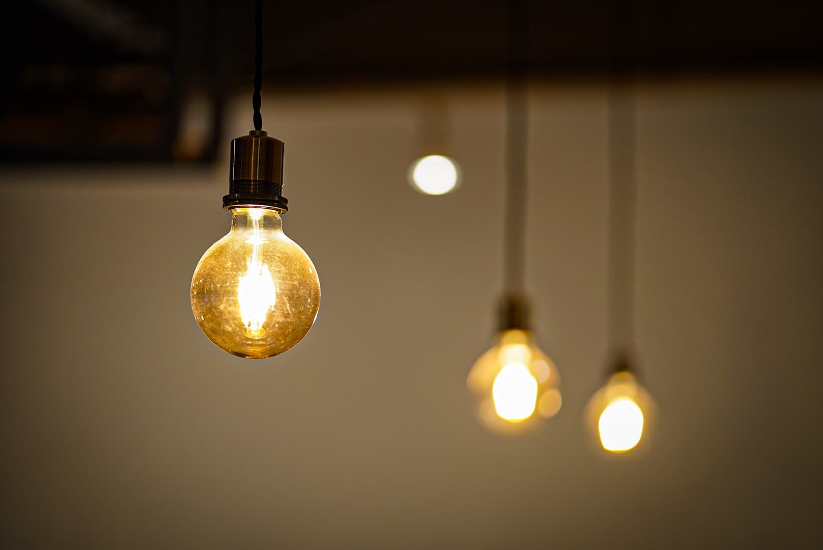 三つ並んだ電球が光っている